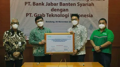  Richard Aditya, Director of West Indonesia, Grab Indonesia (kedua kanan) bersama Yose Tireza Arizal, Region Head of West Java &amp; Central Java, Grab Indonesia (kanan pertama) saat menyerahkan bukti Penandatangan Nota Kesepahaman kepada Indra Falatehan, Direktur Utama Bank BJB Syariah (kiri kedua) yang didampingi oleh Vicky Fitriadi, Direktur Operasional Bank BJB Syariah (kiri pertama)                              