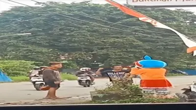 Viral pengamen berbagi kepada badut di tepi jalan yang sama-sama sedang berjuang / tangkaplayar @hariankopas