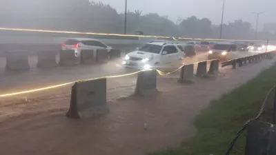 Banjir di tol Pondok Aren-Serpong.