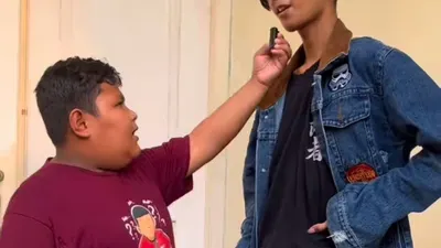 Okky Boy dan Dilan Cepmek tengah membuat konten.