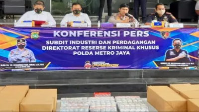 Konferensi pers peredaran rokok tanpa cukai.