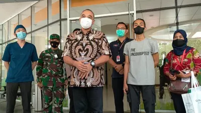 Faris (dua dari kiri), mahasiswa yang dibanting oleh Brigadir NP dalam konferensi pers di RS Ciputra, Tangerang