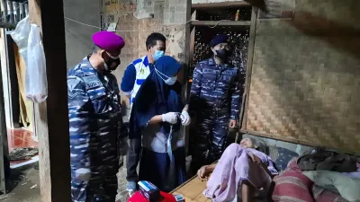 Tenaga Kesehatan TNI AL saat melakukan vaksinasi kepada masyarakat di wilayah pelosok Kabupaten Bogor. (Dok Pemkab Bogor)