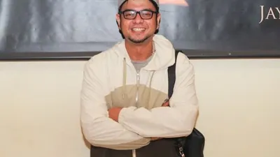 Aktor Rio Reifan saat ditemui usai menerima penghargaan dari MURI (Museum Rekor Indonesia) di Kantor MURI, Kelapa Gading, Jakarta Utara, Jumat (26/2/2021). [Suara.com/Alfian Winanto]