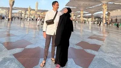 Tatapan Hangat Regi Datau dan Ayu Dewi Saat Umrah Bersama, Netizen: Si Cadel Langsung Bikin Podcast Habis Ini