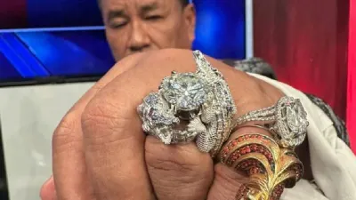 Hotman Paris Hutapea memamerkan berlian bermotif buaya yang dia sebut termahal di antara berlian yang pernah dia miliki