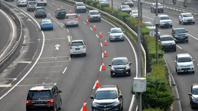 Ilustrasi. Sejumlah kendaraan roda empat melintas di ruas jalan Tol Dalam Kota ketika diberlakukan uji coba contra flow atau lawan arus .