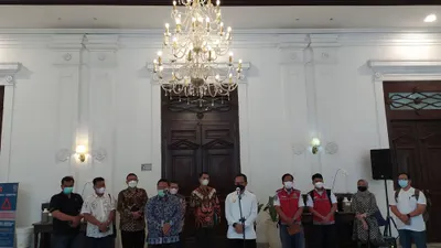 Wali Kota Bogor Bima Arya Sugiarto bersama pihak PT Adhi Karya dan Perumda Tirta Pakuan Kota Bogor, saat memberikan keterangan resmi kepada awak media. (Yogi Faisal)