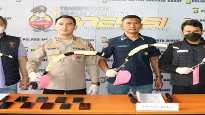 Sejumlah barang bukti terkait kasus penganiayaan pelajar hingga tewas di Jakarta Barat, (instagram/@Polres_Jakbar)