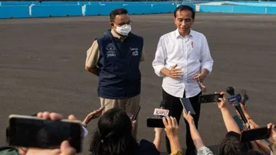Presiden Joko Widodo (Jokowi) didampingi Gubernur DKI Jakarta Anies Baswedan saat meninjau lokasi sirkuit Formula E Jakarta beberapa waktu lalu. Jokowi dijadwalkan membuka balapan Formula E Jakarta Sabtu (4/6/2022).