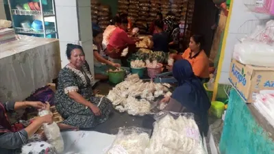 Usaha kerupuk Sumiati di Maesan, Bondowoso, Jawa Timur, berkembang berkat dukungan PNM Mekaar