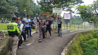 Tim gabungan dibantu warga sekitar saat melakukan pencarian terhadap Ilham Maulana di area pemakaman. (Yogi Faisal) Area lampiran