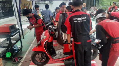 Selama 19 Tahun Yamaha Konsisten dalam Program SMK Binaan merupakan CSR dengan tujuan mempersiapkan siswa siap kerja dan wirausaha.
