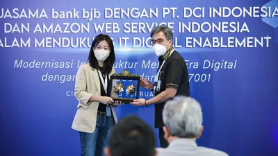 PT Bank Pembangunan Daerah Jawa Barat dan Banten Tbk (bank bjb) dengan kode emiten BJBR menggandeng dua perusahaan IT kelas dunia untuk pengembangan sistem cloud dan digitalisasi layanan.