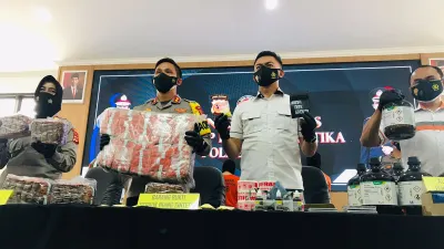 Lagi.... Polres Bogor Amankan Tiga Pelaku Home Industri Tembakau Gorila