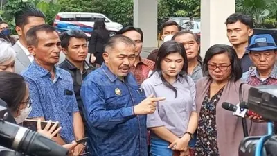 Pengacara Komarudin Simanjuntak Bersama Pihak Keluarga Brigadir J, Sumber gambar :SuaraBandung.com)