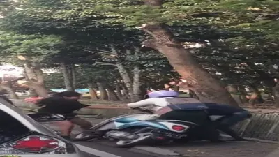 Anak punk pengamen jalanan membantu seorang pengendara motor yang jatuh di pinggir jalan /@luthfihanityo