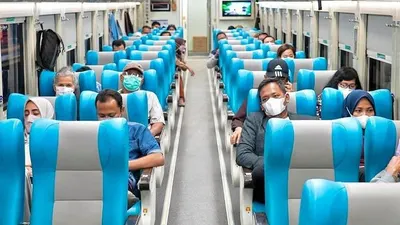 Pengguna Kereta Api Indonesia (KAI).