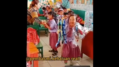 viral video Seorang bocah dikeluarkan dari barisan  diduga gara-gara hadiah untuk gurunya paling kecil