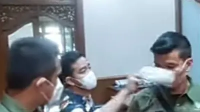 Geram, Gibran tarik masker oknum paspampres hingga putus tali