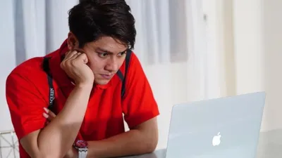 Rizky Billar yang sebelumnya diduga sebagai pelaku KDRT, akhirnya ditetapkan menjadi tersangka usai KDRT kepada istrinya, Lesti Kejora. 
