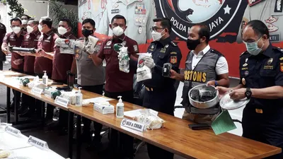 Polda Metro Jaya dan Bea Cukai menunjukkan barang bukti hasil penangkapan terhadap tersangka narkoba yang dirilis di Mapolda Metro Jaya, Jakarta, Kamis (9/12/2021).