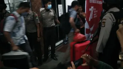 KPK membawa koper besar dari Gedung Rektorat Unila.