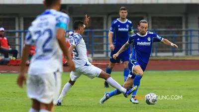 Persib Bandung menang 2-1 atas PSIS Semarang. 