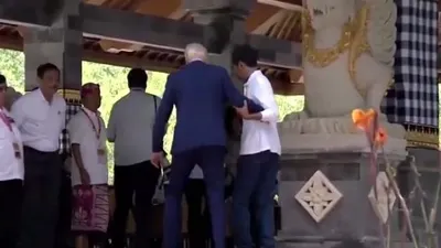 Momen Presiden Joko Widodo Sigap Tolong Presiden Joe Biden Saat Tersandung di Tangga, Banjir Pujian Warganet 