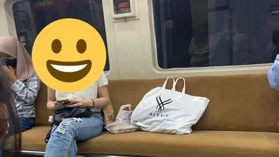 Viral! Amankan Tempat Duduk di KRL untuk Temannya yang Akan Naik, Penumpang Ini Tuai Cibiran Warganet