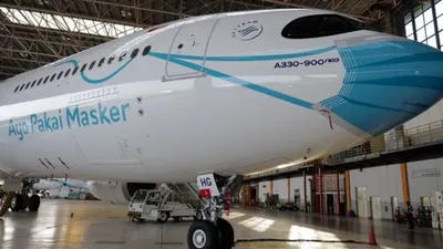 Maskapai Garuda Indonesia meluncurkan livery khusus yang menampilkan visual masker pada bagian depan (hidung) pesawat Airbus A330-900 Neo / dok. Suara.com