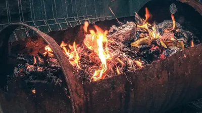 Foto ilustrasi membakar sampah