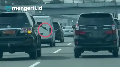 Fortuner Plat merah todongkan pistol di tol