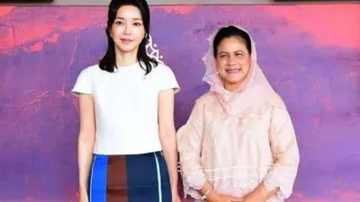 Ibu Iriana Widodo dihina Kharisma Jati melalui foto pada saat dia bersanding dengan istri Presiden Korea Selatan yakni Kim Kun Hee.
