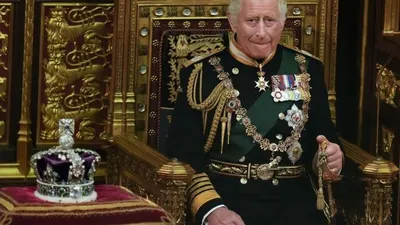 Raja Charles III dan mahkota yang kini dia sandang