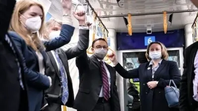 Gubernur DKI Jakarta Anies Baswedan mengajak Menteri Perdagangan Internasional Inggris Anne-Marie Trevelyan naik MRT, Rabu (23/2/2022). 