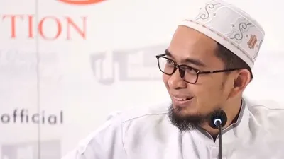 Ustadz Adi Hidayat.
