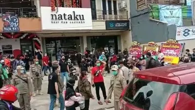 Peresmian restoran baru Rizky Billar dibubarkan Satpol PP [Suara.com/Evi Ariska]