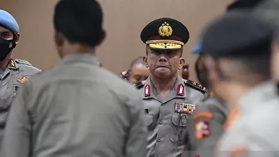 Mantan Kadiv Propam Polri Irjen Ferdy Sambo (kanan) bersiap keluar ruangan usai mengikuti sidang Komisi Kode Etik Polri (KKEP) 