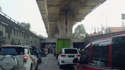 Wali Kota Bogor, Bima Arya Sugiarto, menutup Jalan Soleh Iskandar (Sholis) menuju Cilebut mulai Selasa, 2 November 2021. Akibatnya terjadi kemacetan di underpass Sholis hingga lampu merah KS Tubun.