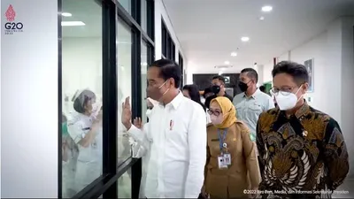 Jokowi ungkapkan rasa sedih ketika banyak WNI yang lebih memilih untuk berobat keluar negeri, ketimbang berobat dalam negeri 