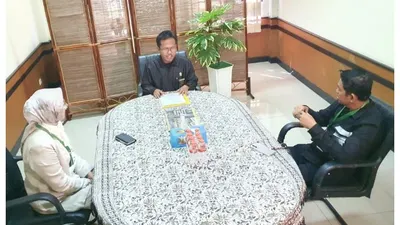 Bupati Purwakarta Anne Ratna Mustika dan Dedi Mulyadi berada di ruang mediasi bersama  hakim mediator.