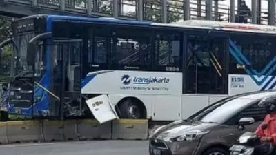 Bus TransJakarta tabrak beton separator di depan Ratu Plaza Senayan, Jakarta Pusat, Jumat (3/12/2021) siang.