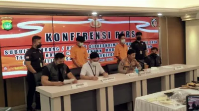Konferensi pers pencurian mobil.
