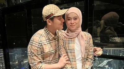 Berpelukan hingga Saling Pandang, Inilah Momen Kemesraan Lesti Kejora dan Rizky Billar di Polres Metro Jaksel