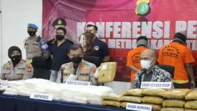 Kapolres Metro Jakarta Timur Kombes Budi Sartono dalam jumpa pers pengungkapan kasus narkotika jenis sabu di Jakarta, Jumat (18/3/2022). 