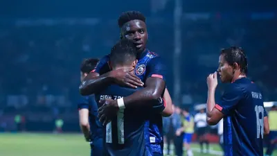 Pemain Arema FC Abel Camara melakukan selebrasi usai mencetak gol pada laga final Piala Presiden Leg 1 di Stadion Kanjuruhan, Malang, Kamis 14 Juli 2022.