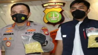 Petugas menunjukkan barang bukti