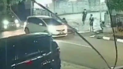 Tangkapan layar mobil jazz putih yang menabrak anak kecil