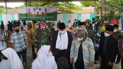 Bupati Bogor Ade Yasin bersama Forkopimda Kabupaten Bogor saat meninjau vaksinasi Covid-19 kepada santri di Pondok Pesantren Darussalam Ciomas Bogor. (Yogi Faisal)